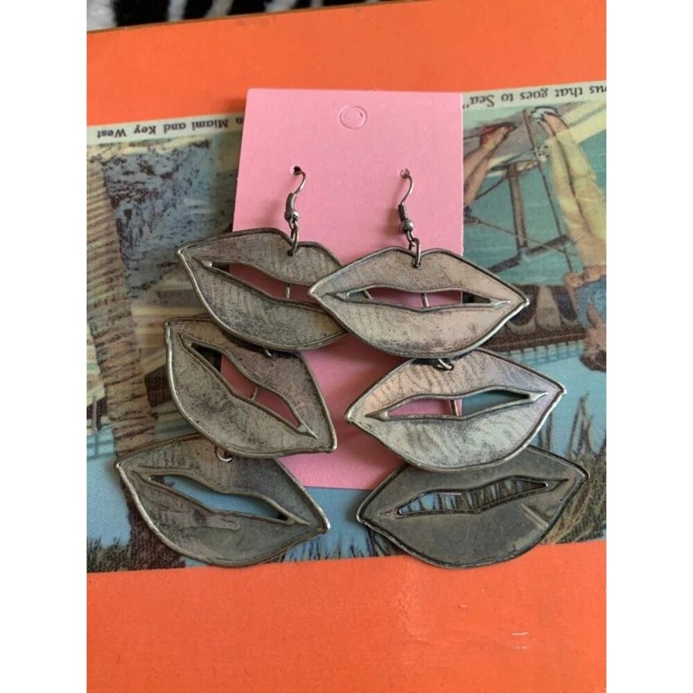 Vintage lips earrings!
